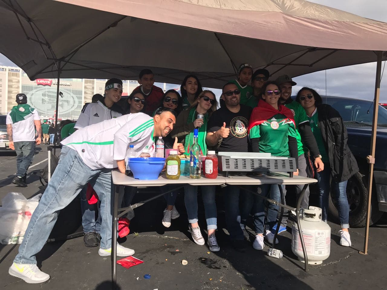 La fiesta y color de los fanáticos mexicanos prendió el ánimo para el partido del 'Tri' en el Levi's Stadium contra Islandia como preparación para el Mundial de Rusia 2018.
