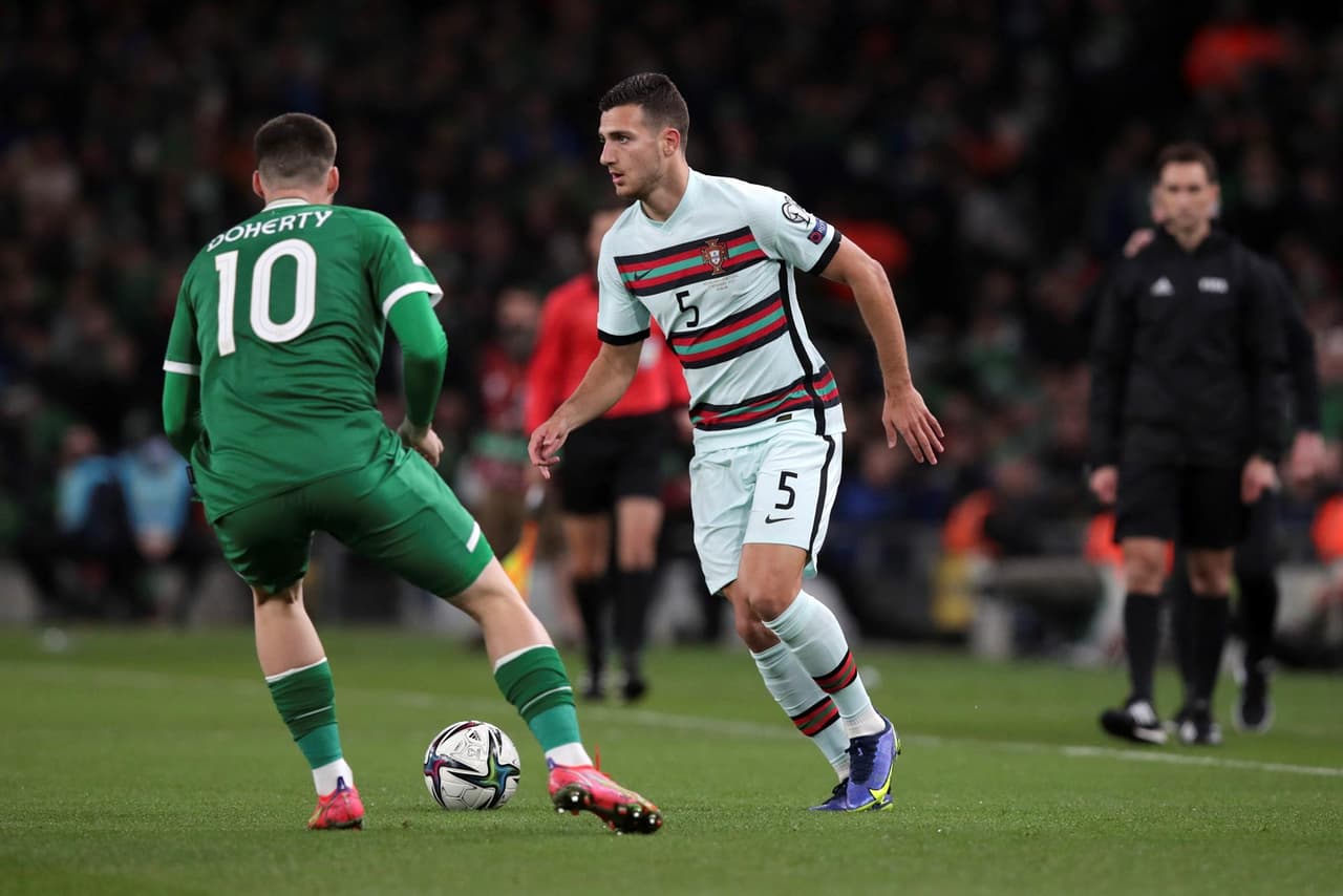 Portugal no puede ante Irlanda y se van 0-0 durante la fase de grupos de la UEFA, rumbo a la Copa del Mundo. La escuadra lusa se quedó con 10 hombres al minuto 81' y Cristiano no vio el gol. El conjunto del 'Bicho' se jugará el pase en Serbia.
