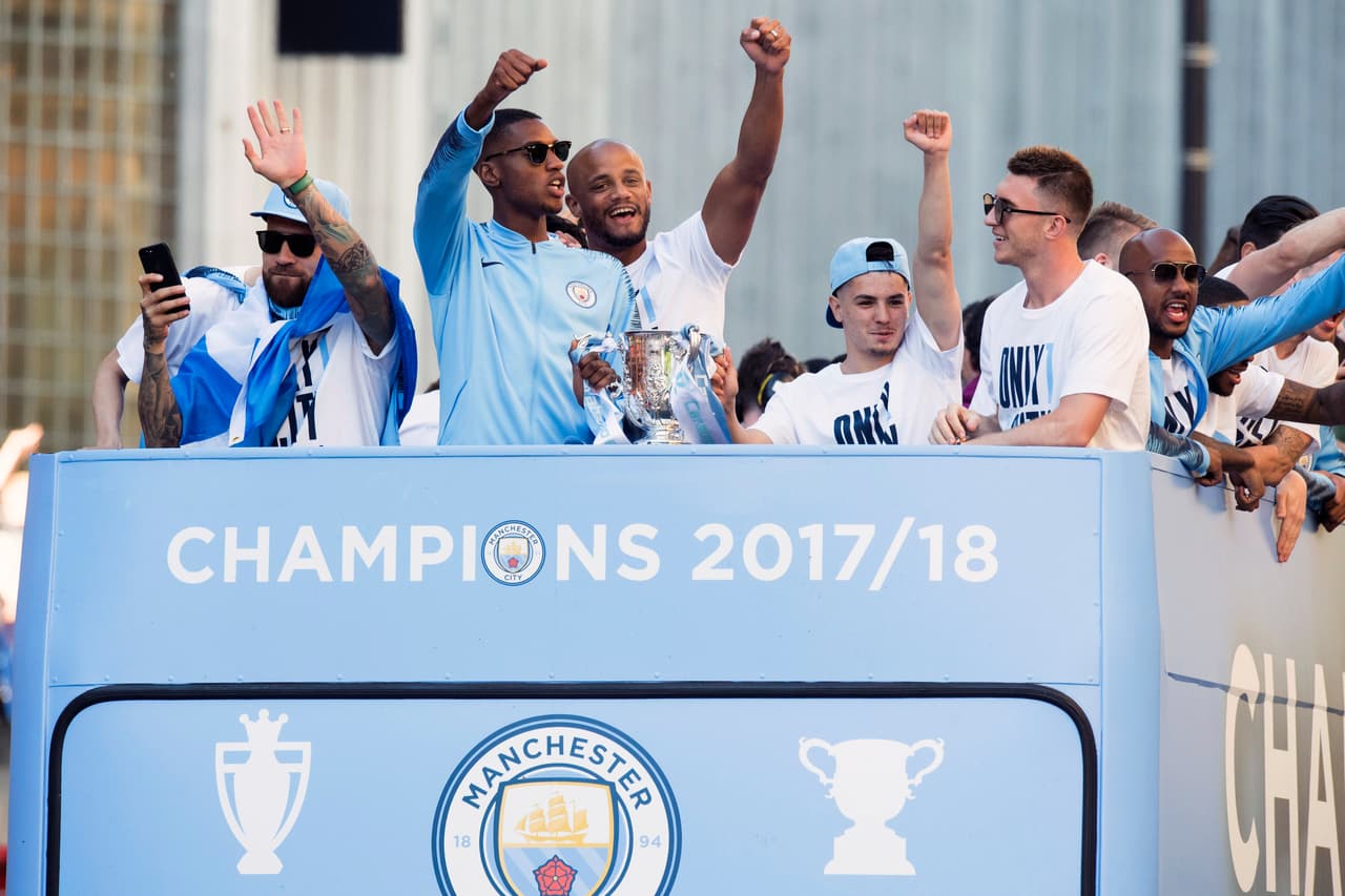 Los fanáticos de Manchester City inundaron la ciudad para festejar con los jugadores del equipo el título obtenido en Premier League, en medio del colorido y euforia de hinchas de todas las edades.
