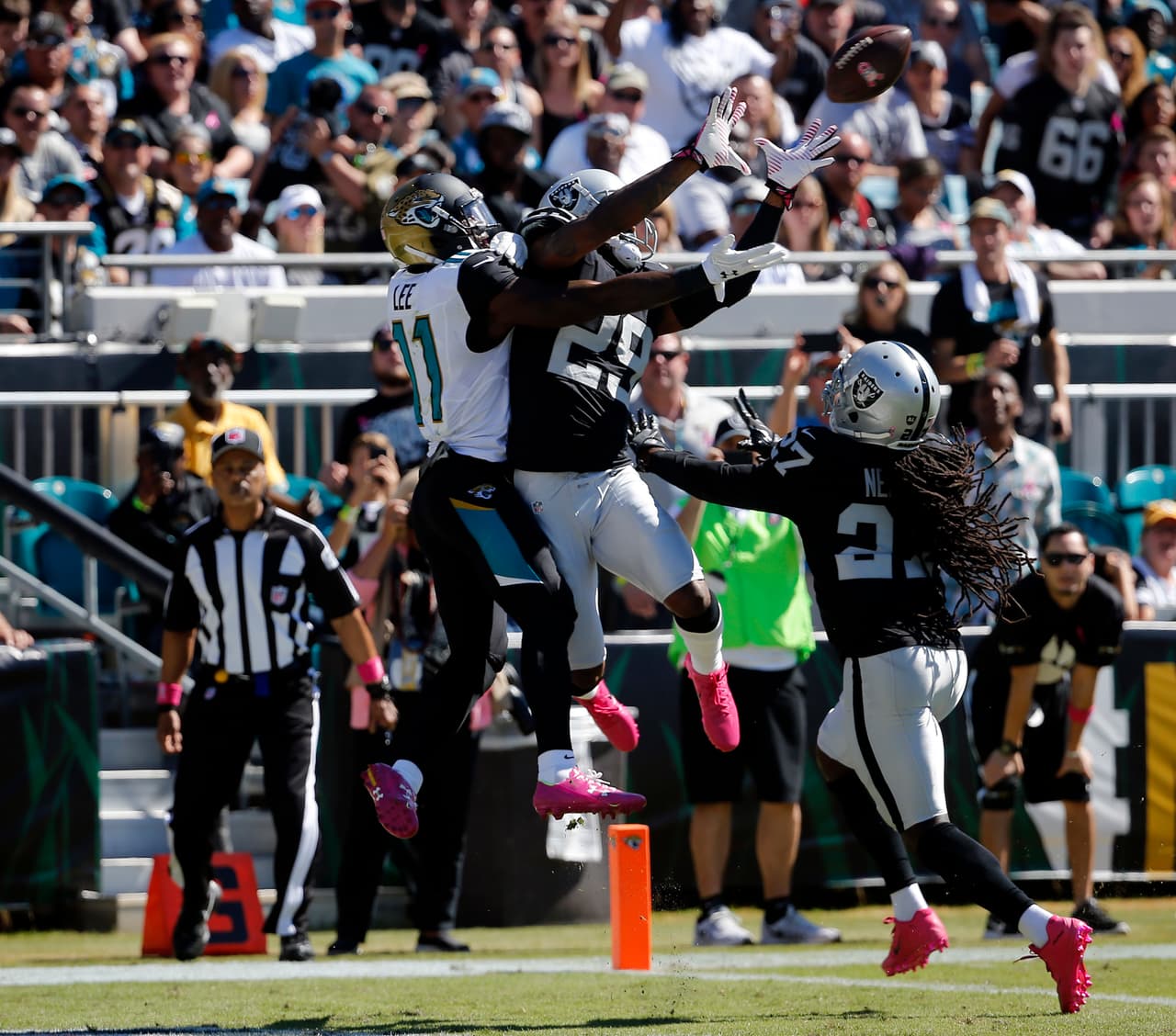 David Amerson #29 de los Raiders, interceptó este pase a Marqise Lee.
<br>