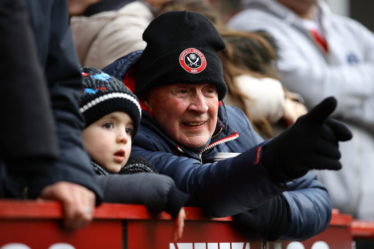 Premier League estudia prohibir entrada a fans de más de 70 años