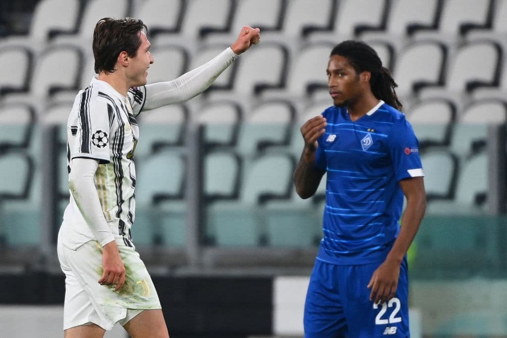 La Juventus golea al Dinamo de Kiev 3-0. Con goles de Federico Chiesa, Cristiano Ronaldo y Álvaro Morata. La árbitro Stéphanie Frappart se convierte en la primera mujer en pitar un partido de la Champions League.