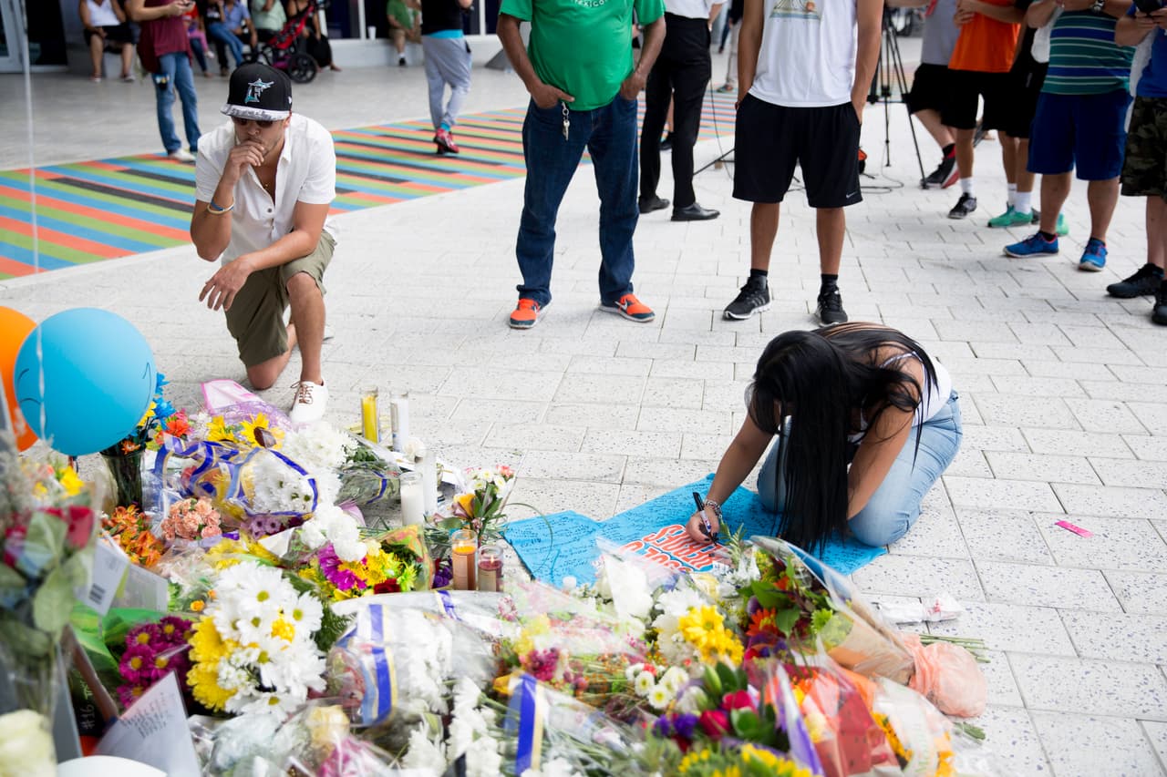 Seguidores de los Marlins de Miami y miembros de la comunidad cubana del sur de Florida se acercaron al altar improvisado en honor a José Fernández en el estadio de Little Havana.