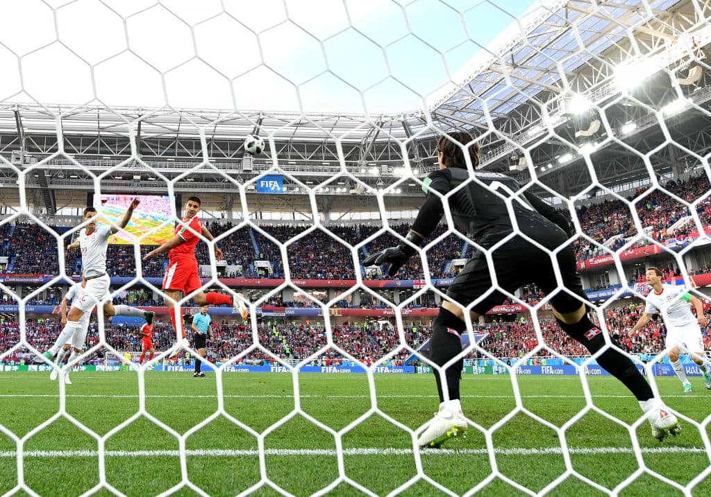 La colocación de ese testarazo impidió que el arquero suizo Yann Sommer pudiera desviar o atajar ese remate que mandó por delante a los balcánicos pronto en el juego.