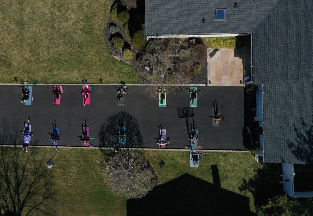 Tras la emergencia del coronavirus, Jamie Benedik organizó clases de fitness a puerta abierta en Long Island. Los asistentes tomaron la sesión conservando una distancia prudente entre ellos.