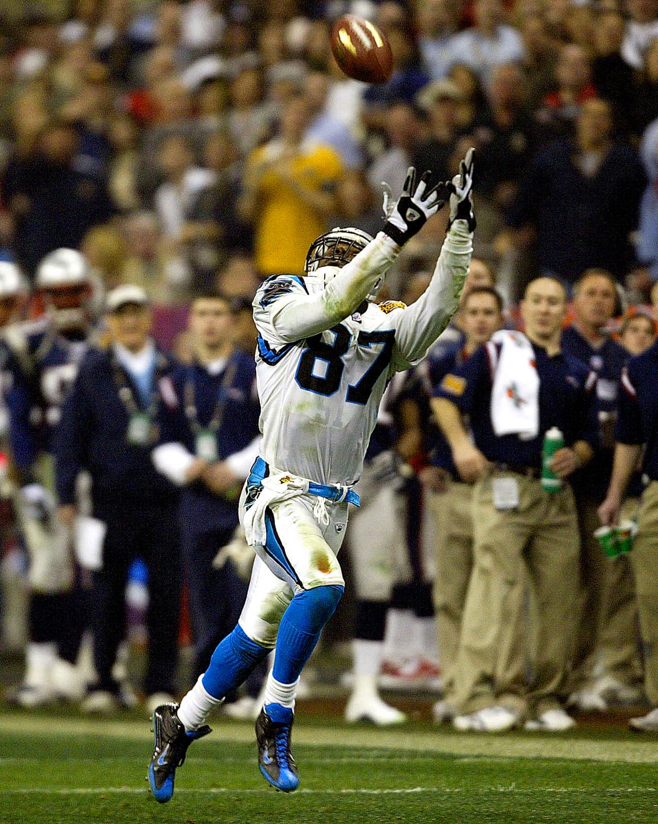 Mushin Muhammad hizo la gran recepción de 75 yardas para el touchdown que le daba la ventaja a Carolina, pero luego apareció la magia de Tom Brady para darle la vuelta al partido.