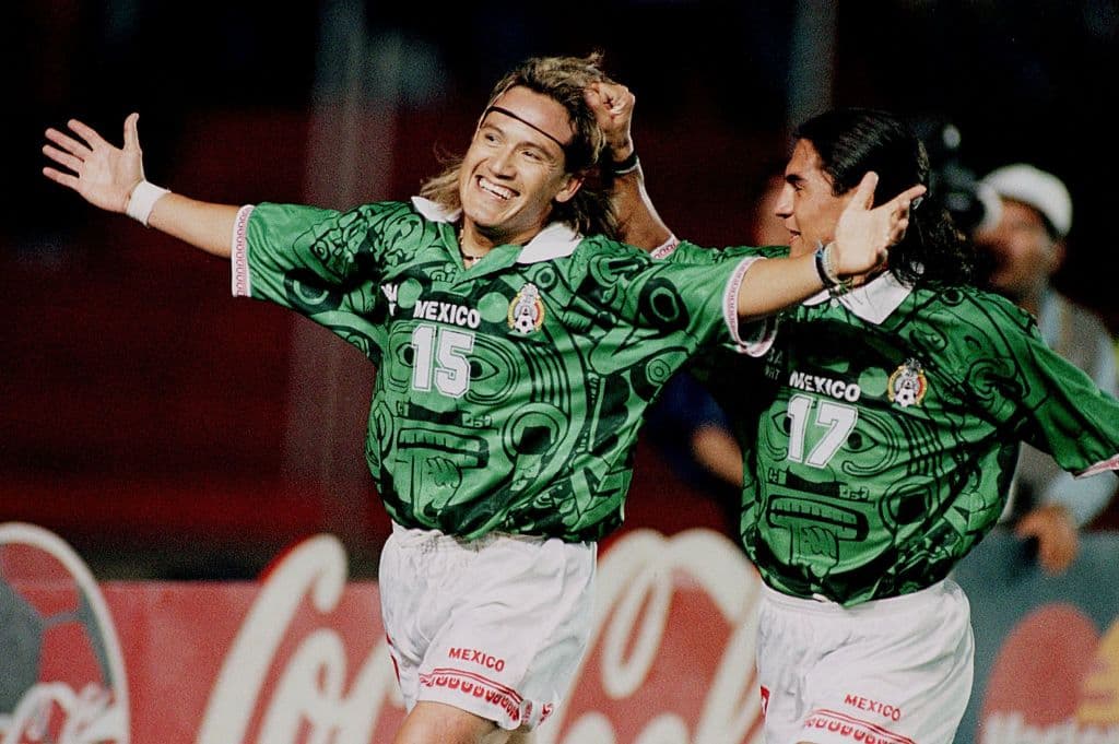 México y Colombia se enfrentarán el próximo 11 de octubre en partido de preparación rumbo al Mundial 2026. El duelo se celebrará en el AT&T Stadium de Arlington y es un buen momento para recordar la victoria épica de México sobre Colombia en la Copa América 97 que se celebró en Bolivia. Equipo que comandaba Luis Hernández.
<br>Y que le dio a aquel representativo, el envión para alcanzar las Semifinales del torneo y finalmente quedar en el tercer sitio.