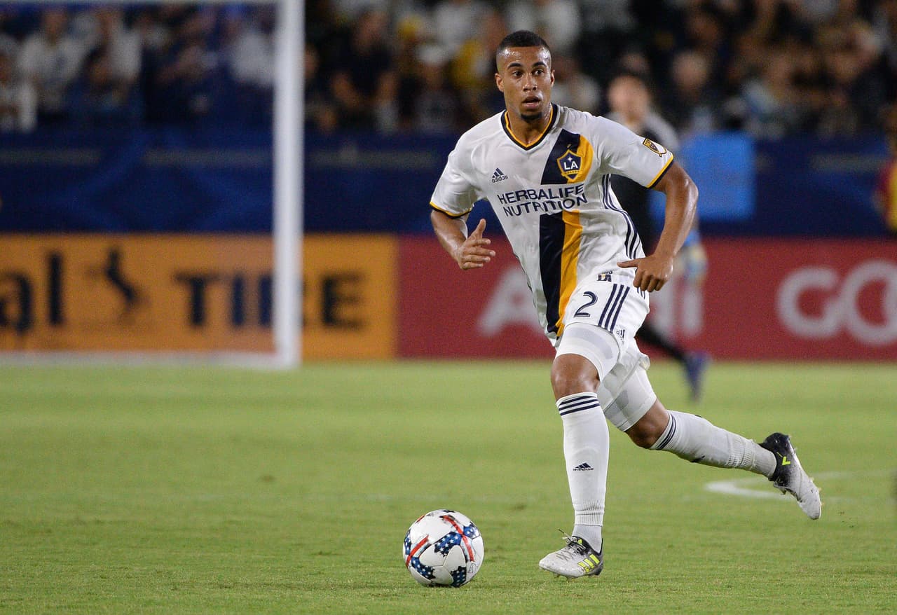 Jonathan dos Santos no fue la única adquisición del LA Galaxy, ya que los angelinos también se hicieron a los servicios del defensa holandés Pele van Anholt.