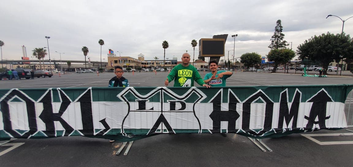 Los aficionados de León alientan a su equipo previo al encuentro ante LAFC.