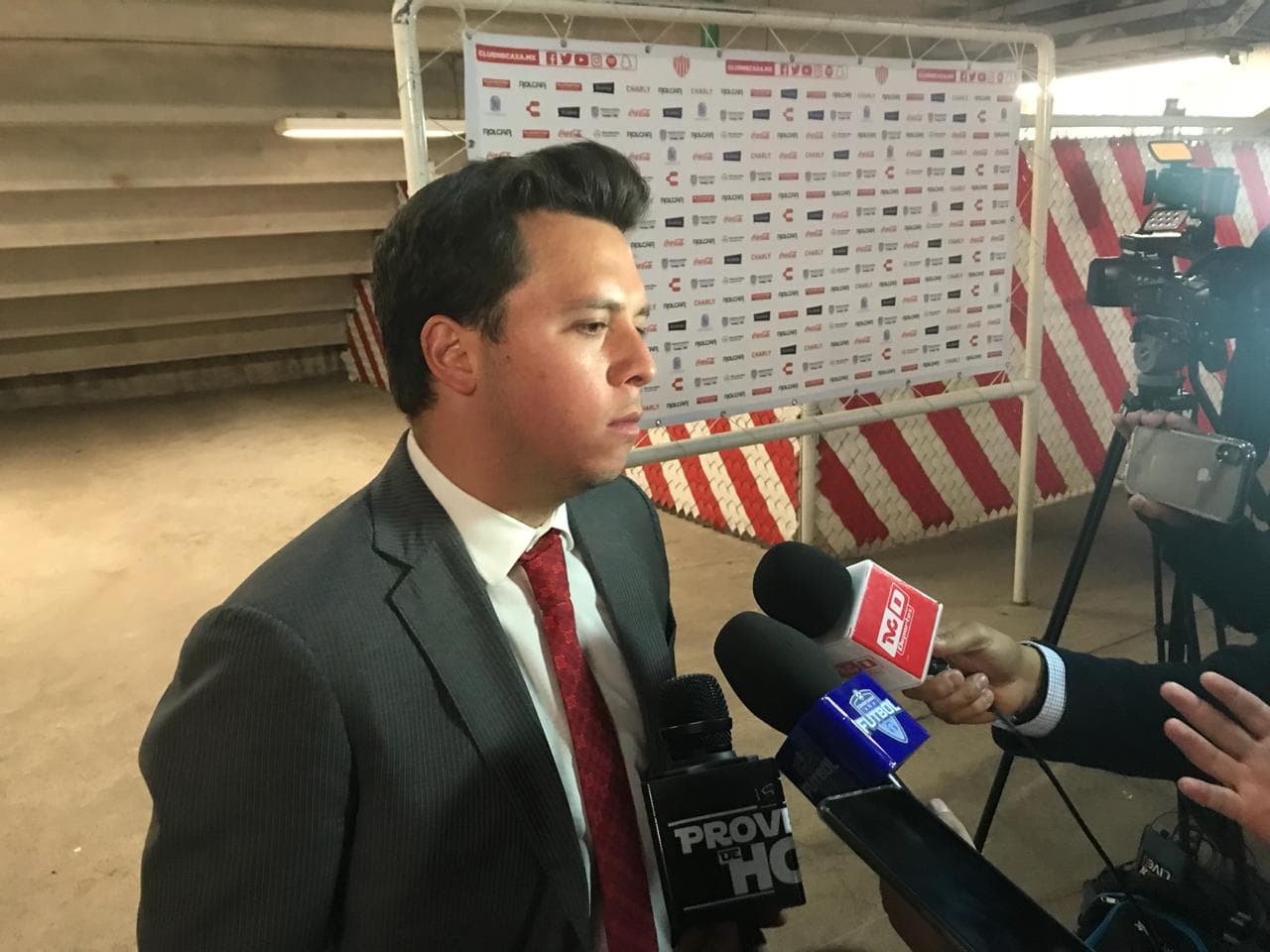 Santiago San Román revela que intentaron retener a Memo Vázquez