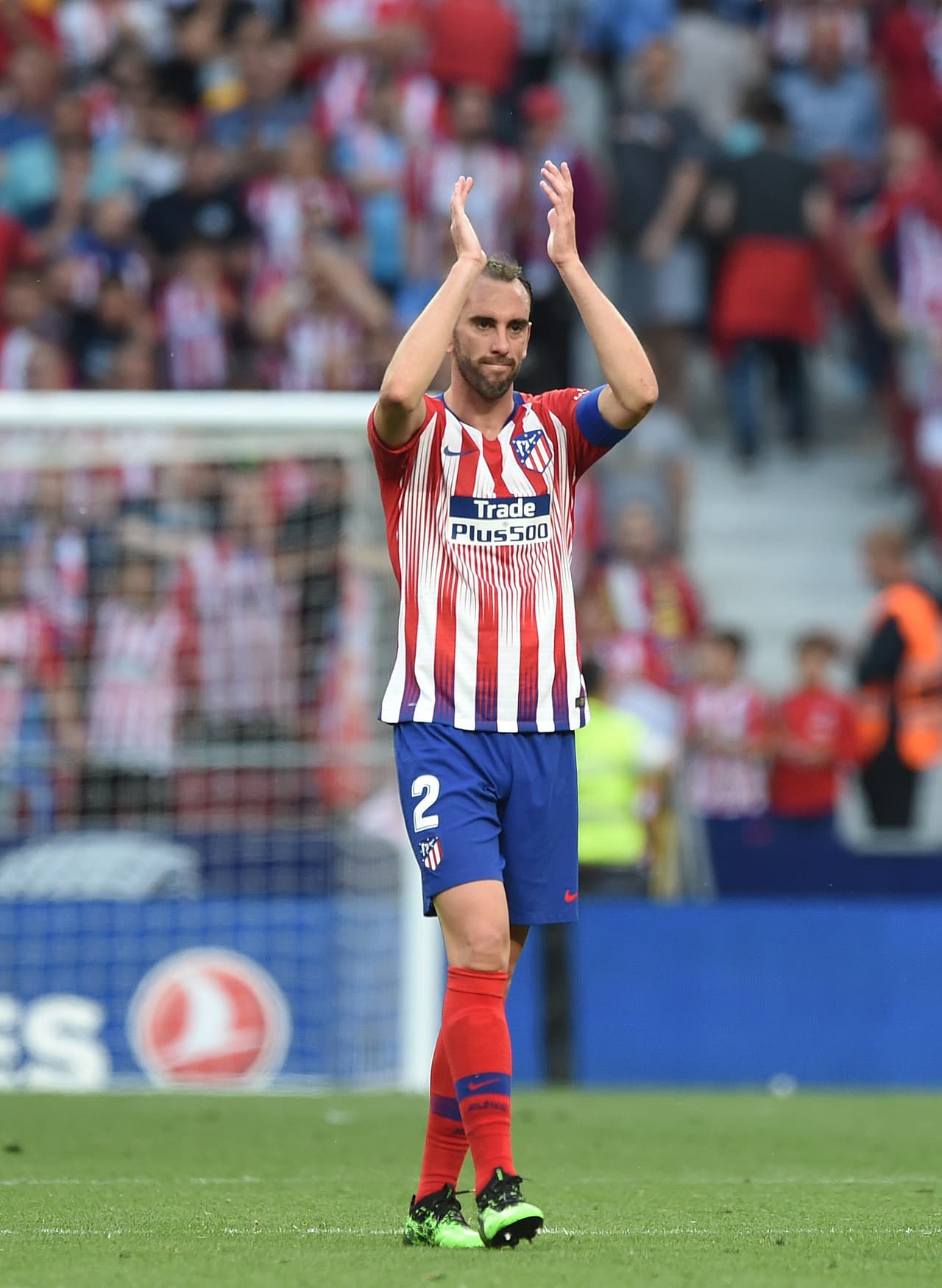 Tan solo un año antes, Godín fue sondeado por el Manchester United que intentó pagar su cláusula de rescisión.