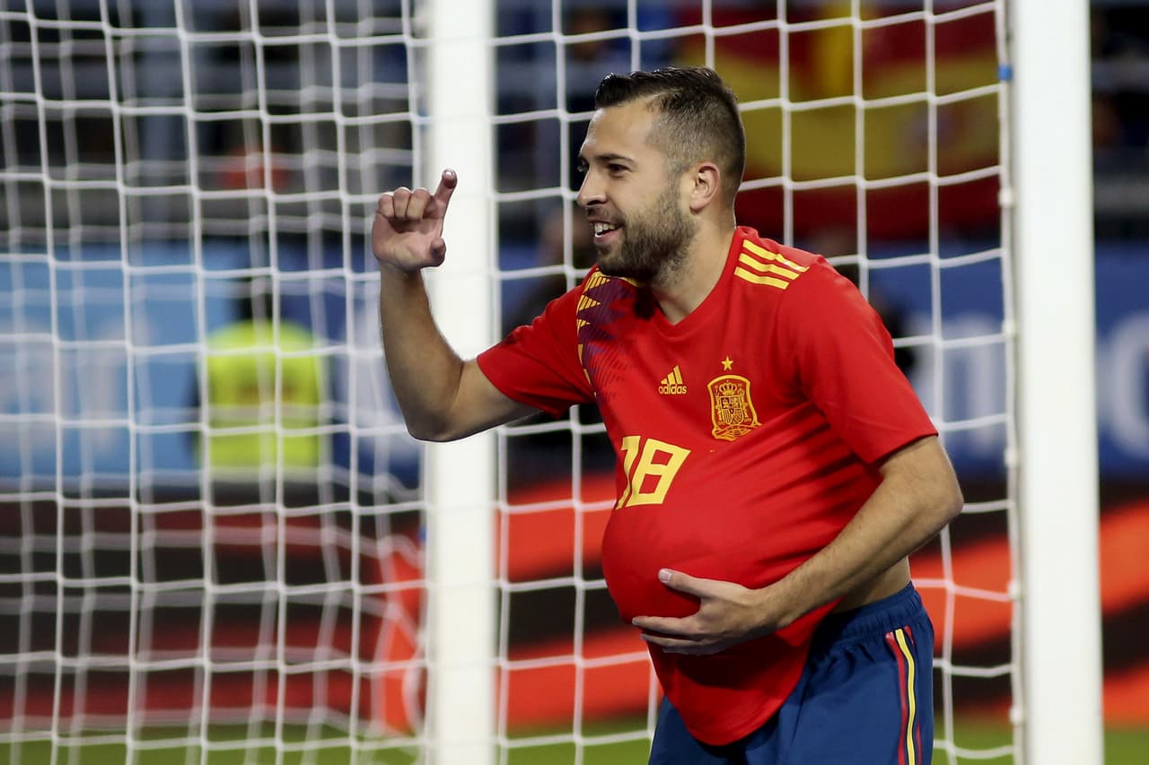 El lateral del Barcelona llego por la banda izquierda y, tras un pase de David Silva que se paseó por el área, remató con potencia de pierna izquierda para superar a Danny Carvajal.