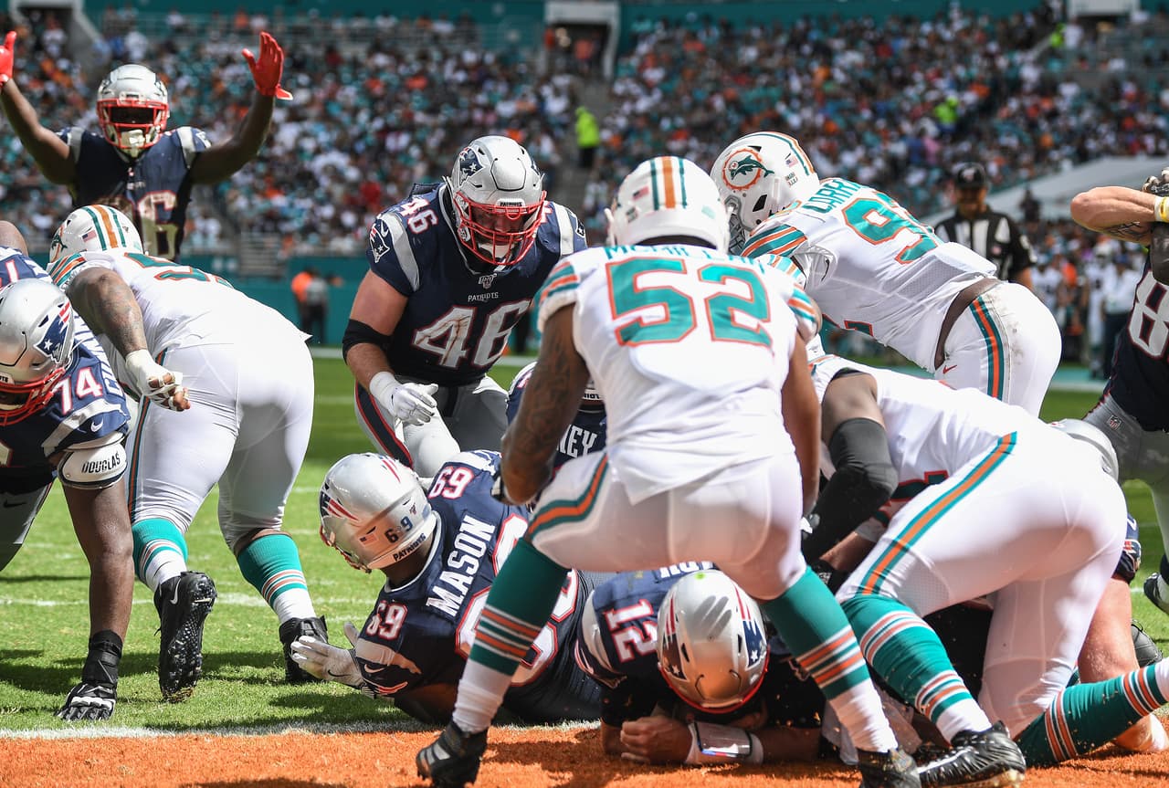<b>New England Patriots 43-0 Miami Dolphins.</b> Tom Brady decide ir por tierra para anotar un touchdown en el tercer cuarto.