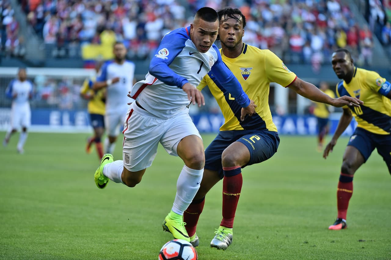 El estadounidense Bobby Wood pelea el balón ante Arturo Mina, de Ecuador, en un partido que comienzó equilibrado para ambos equipos.