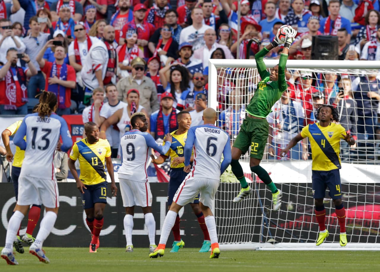 El portero de Ecuador, Alexander Domínguez, toma con seguridad un balón peligroso.