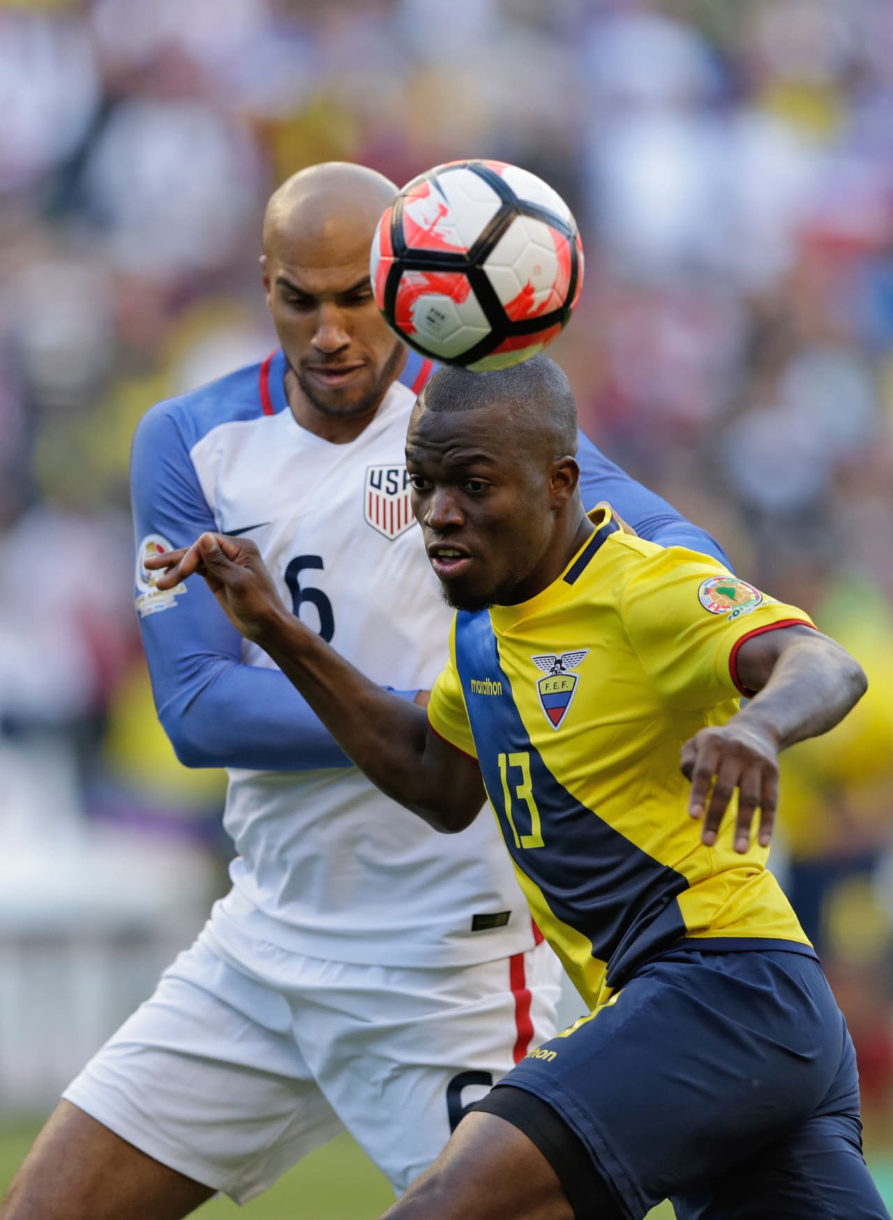 John Brooks, de Estados Unidos, y Enner Valencia, de Ecuador, luchan por la posesión de la pelota.