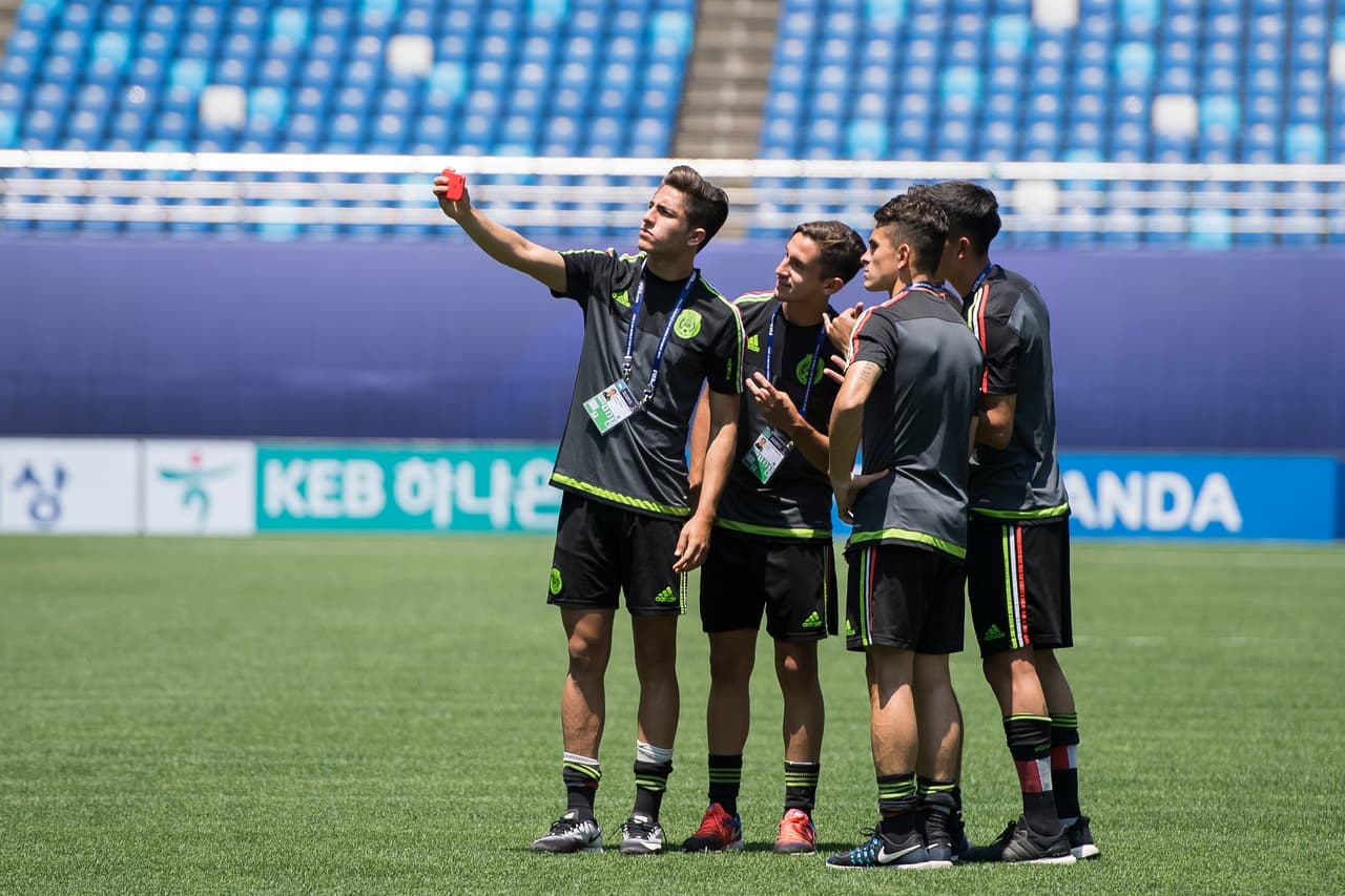 Sin embargo, en el escenario que hizo parte del Mundial de Mayores de 2002, los jugadores trataron de despejar su mente de la presión.