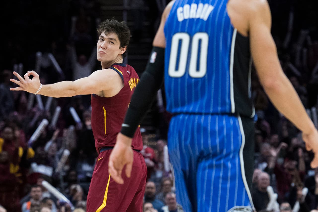 De la mano de Kevin Love (16 pts, 14 reb) y Jordan Clarkson (18), los Cavs machacaron a Orlando, equipo por el que se destacó Nikola Vucevic con 28 unidades y 13 tableros.