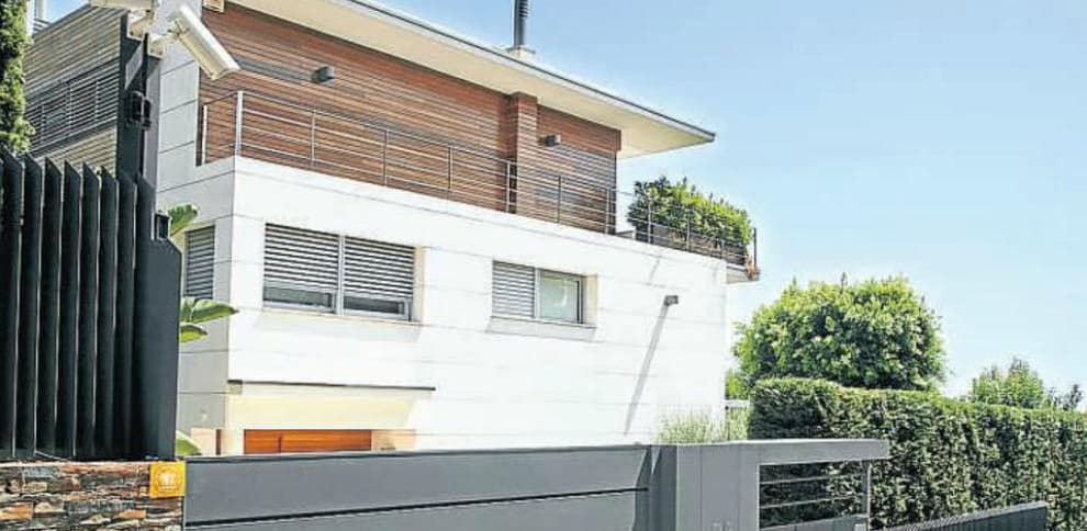 Sin embargo, como jugador del Barcelona, Neymar optó por algo más modesto: una casa unifamiliar, poco expuesta y sin vecinos con una superficie aproximada de 1,000 metros cuadrados en el exclusivo barrio barcelonés de Pedralbes.