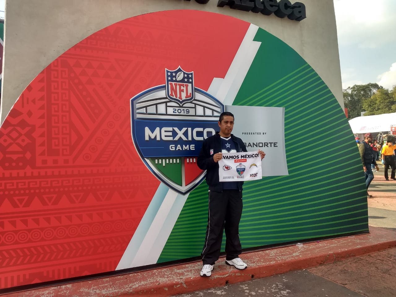 Predominan los colores rojo y azul en las inmediaciones del Estadio Azteca.