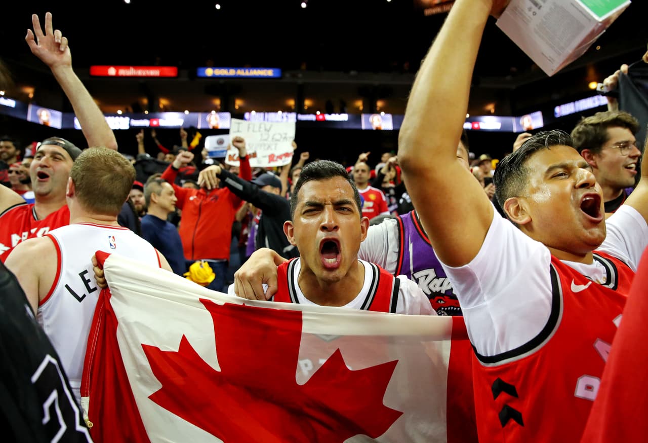Después del Juego 4 en la Final de la NBA, los fanáticos de los Toronto Raptors estallaron en júbilo en el Oracle Arena al ver que su equipo, comandado por Kawhi Leonard (36 puntos), se puso 3-1 arriba de los Golden State Warriors y acaricia el título.