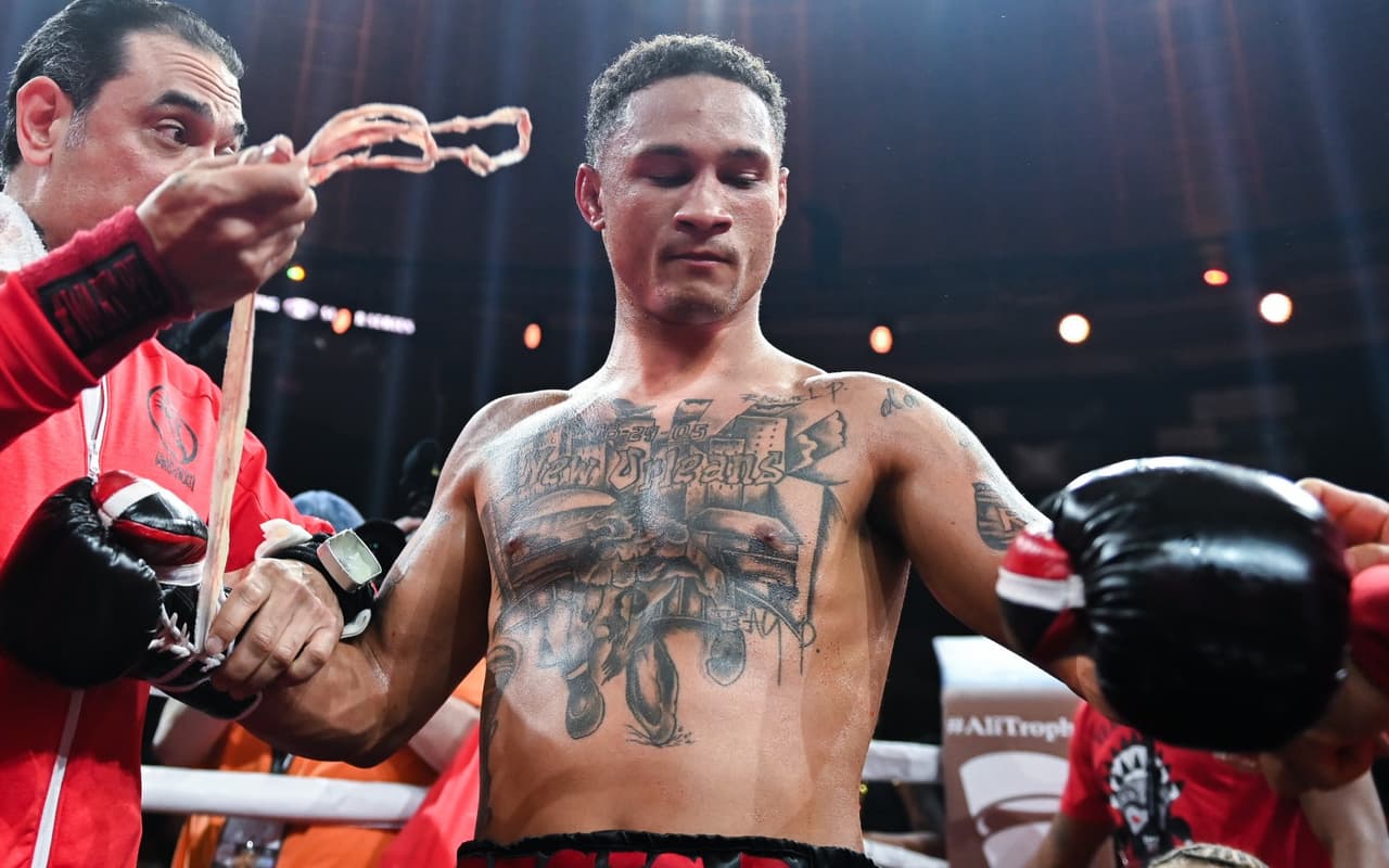 En la pelea estelar,Regis 'Rougarou' Prograis despachó al entonces campeón superligero de la AMB,Kiryl Relikh, en seis episodios, luego de que el réferi hiciera caso a la esquina del bielorruso de detener la contienda.