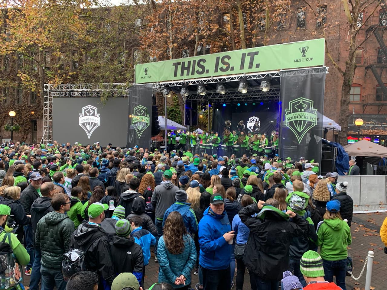 El público disfrutó la actuación del artista -uno de los nuevos propietarios de Seattle Sounders- antes del comienzo de la caminata hacia el estadio.