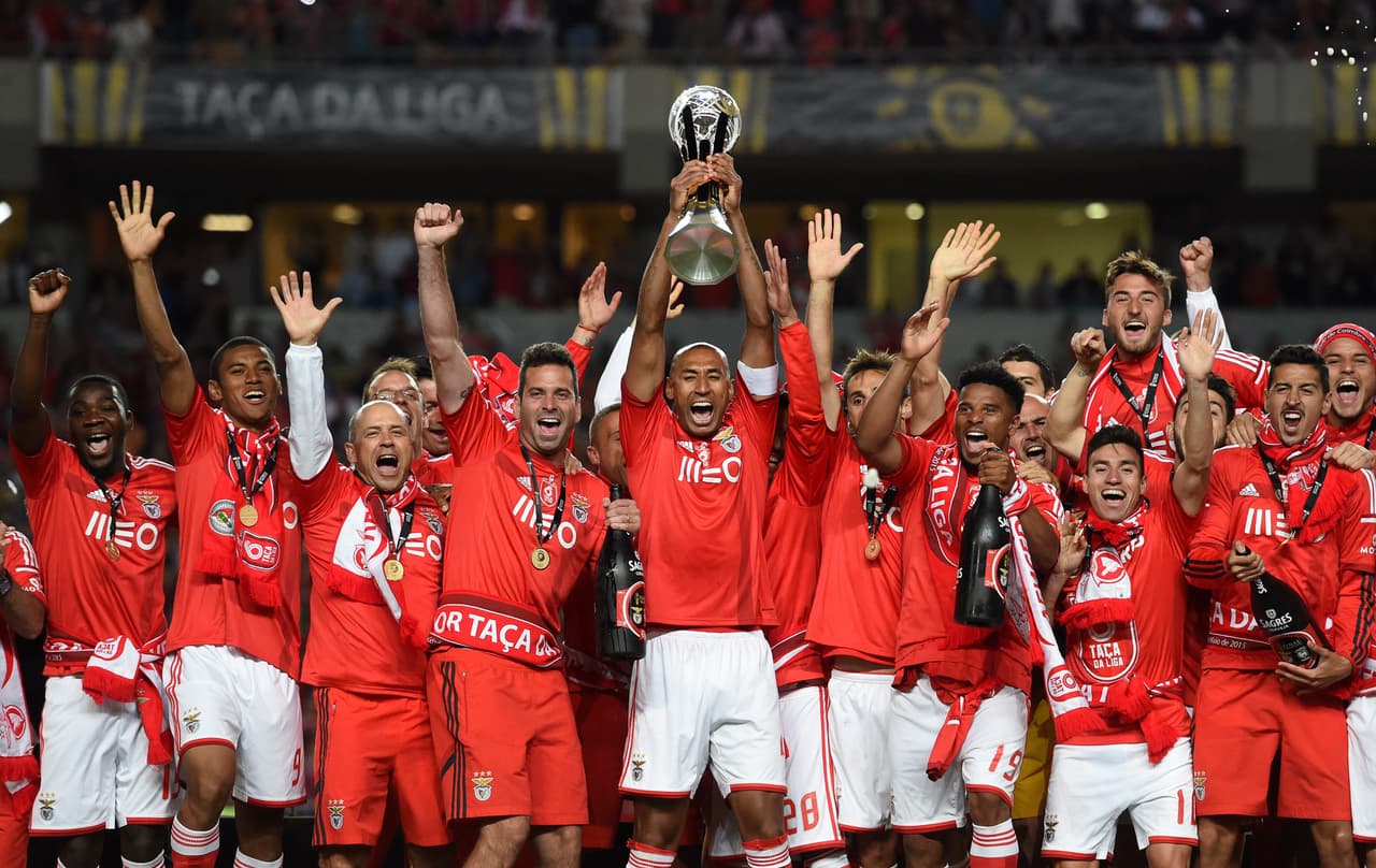 Benfica alza el trofeo de la Copa de la Liga.