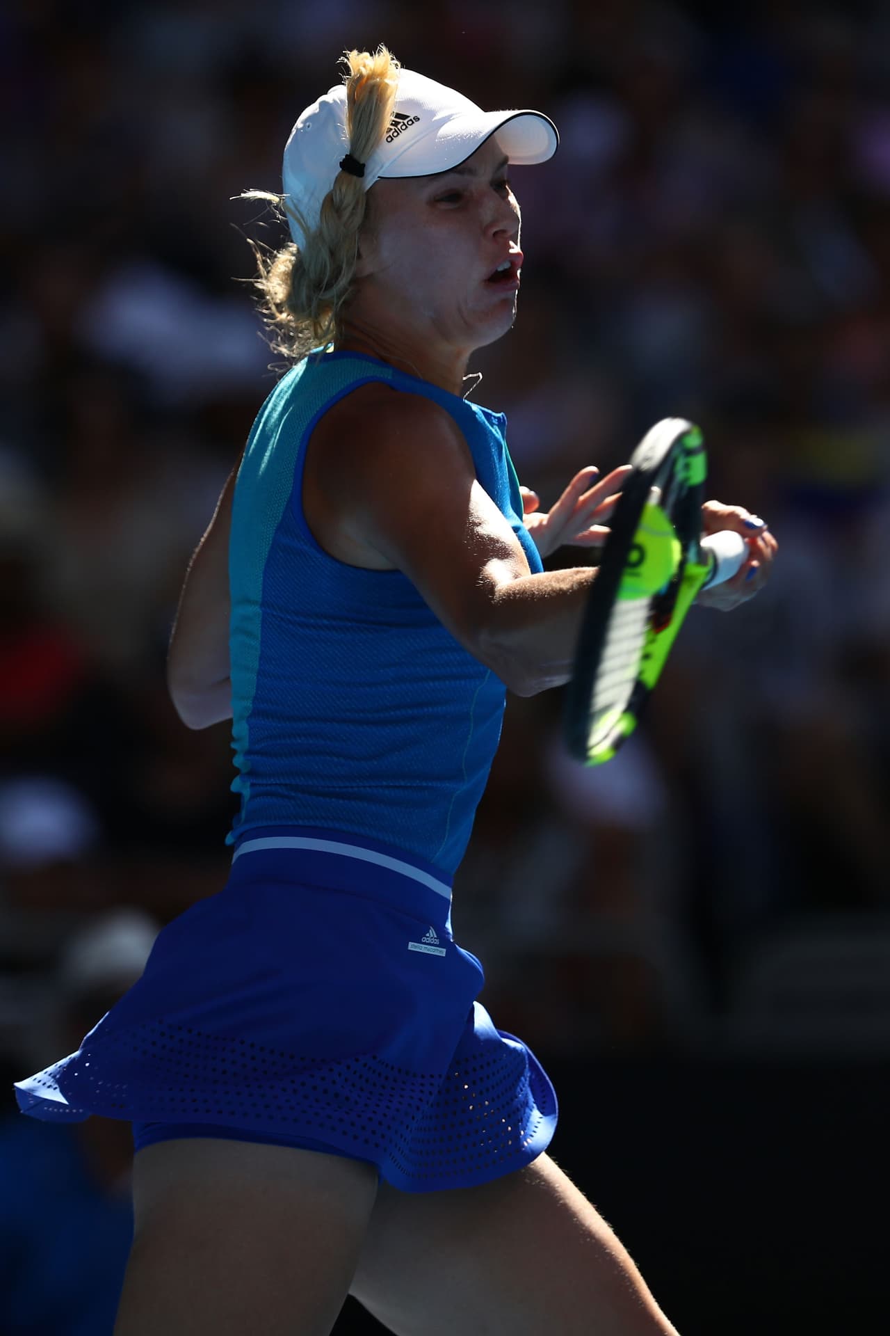 La hermosa danesa Caroline Wozniacki demostró su experiencia para imponerse con facilidad 6-1, 6-2 contra Arina Rodionova.