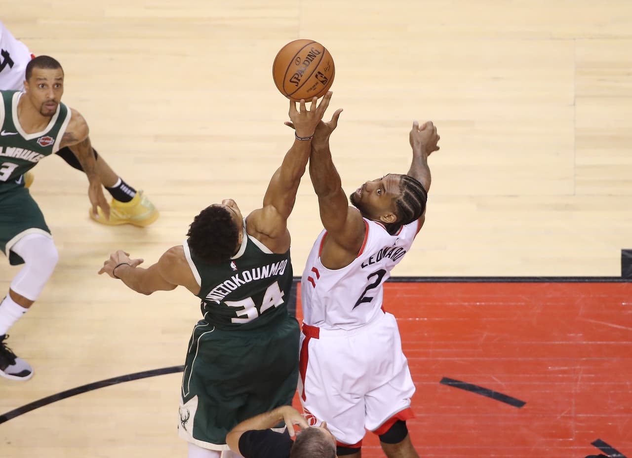 Los Toronto Raptors sobrevivieron a un partido que se fue a doble tiempo extra para sacar el triunfo por 118-112 sobre los Milwaukee Bucks en el Juego 3 de la Final de la Conferencia del Este de la Postemporada de la NBA en Scotiabank Arena. Luego de este resultado a contienda se pone 2-1 en favor de los Bucks y en Toronto se reanuda la batalla el próximo martes.