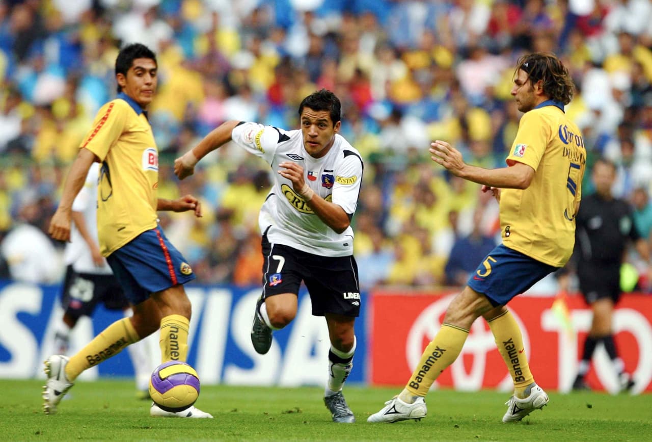 Un año después, con 19 años, Alexis Sánchez jugó contra el América en la Copa Libertadores 2007.