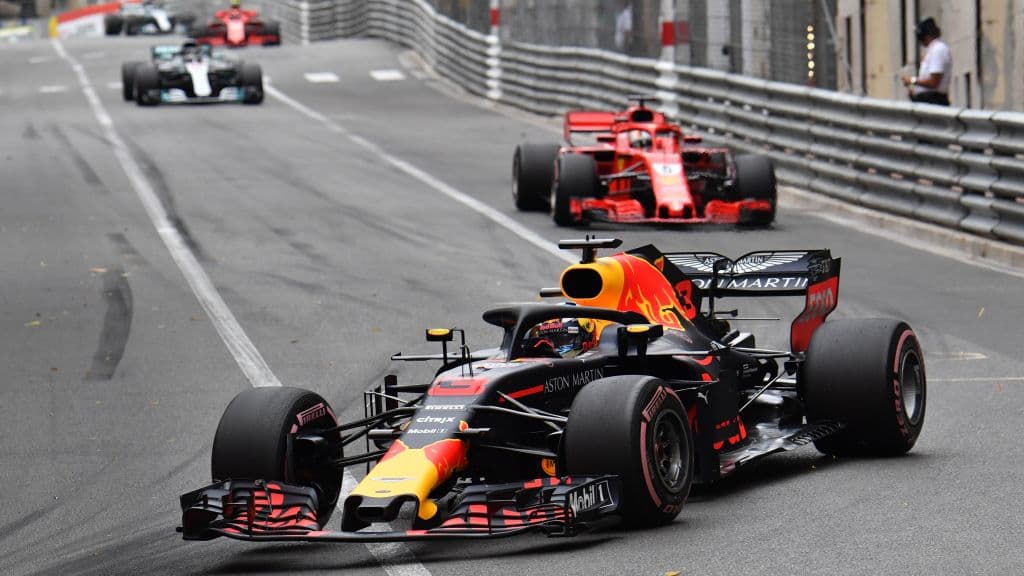 En los giros finales Ricciardo comenzó a sentir la presión cuando Vettel le empezaba a llenar los espejos y amenazando con destronarlo. Pero el australiano soportó estoico la presión del germano.