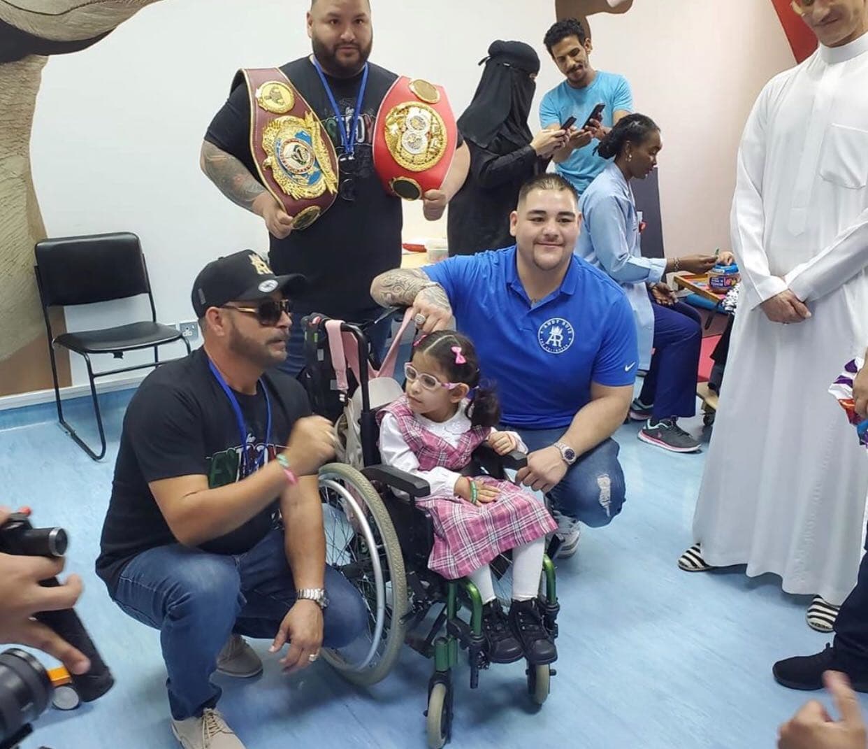 El boxeador mexicano, Andy Ruiz, visitó una asociación de niños con discapacidad con quienes convivió y dio algunos obsequios.