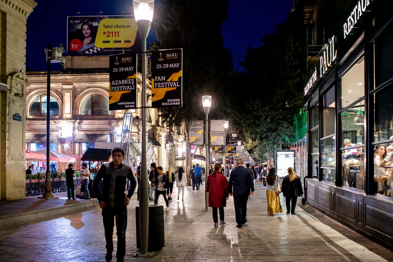Bakú será la sede de la Final de la Europa League entre Chelsea y Arsenal. La capital de Azerbaiyán, que recibirá el duelo del miércoles 29 de mayo, ofrece espectaculares postales.