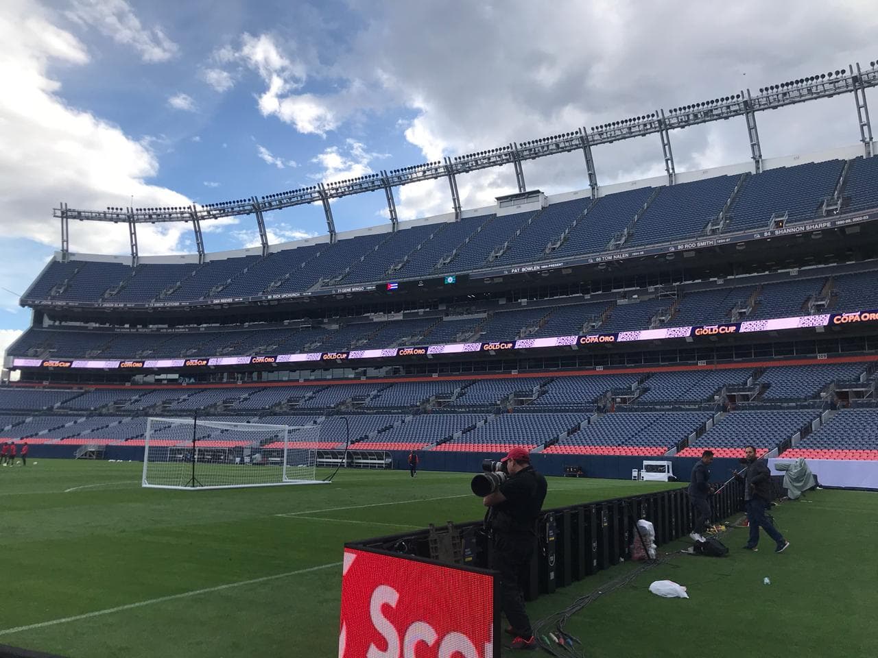 Este es uno de los estadios más grandes, o de mayor aforo, en la National Football League. Caben más de 76 mil espectadores.