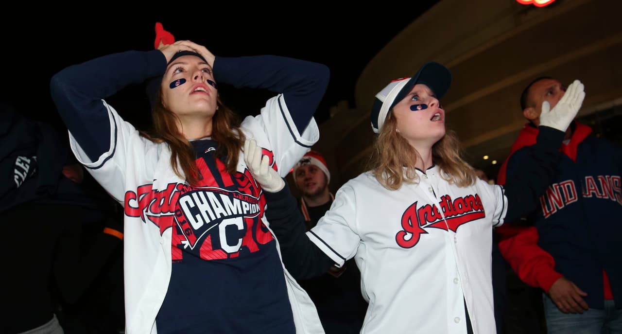 La tercera anotación de Cubs con Ben Zobrist en home puso el peor escenario para los seguidores de Cleveland, que veían que se escapaba el juego.