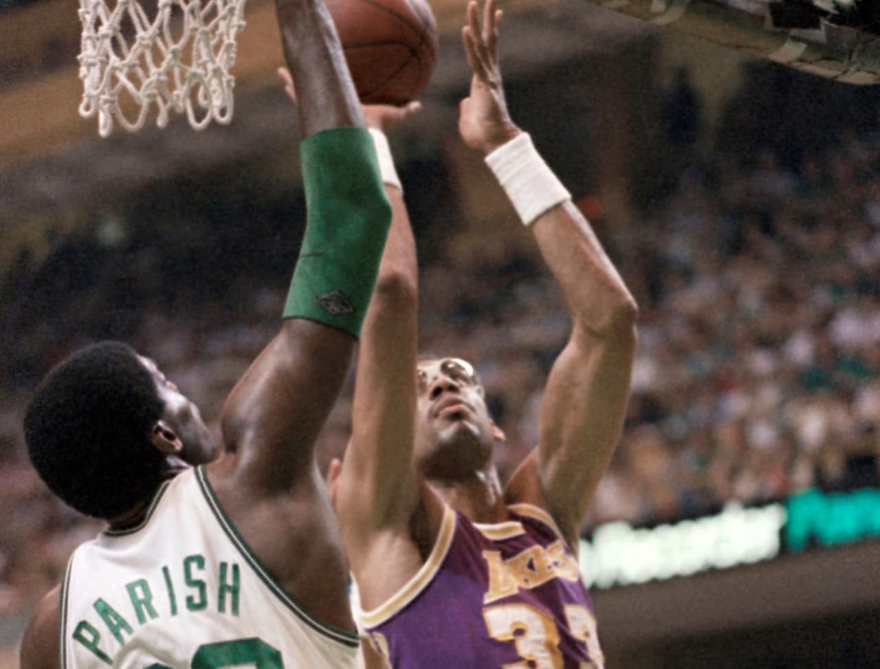 Robert Parish, con 1,611 partidos en su haber, es el jugador que ha disputado más partidos de temporada regular.