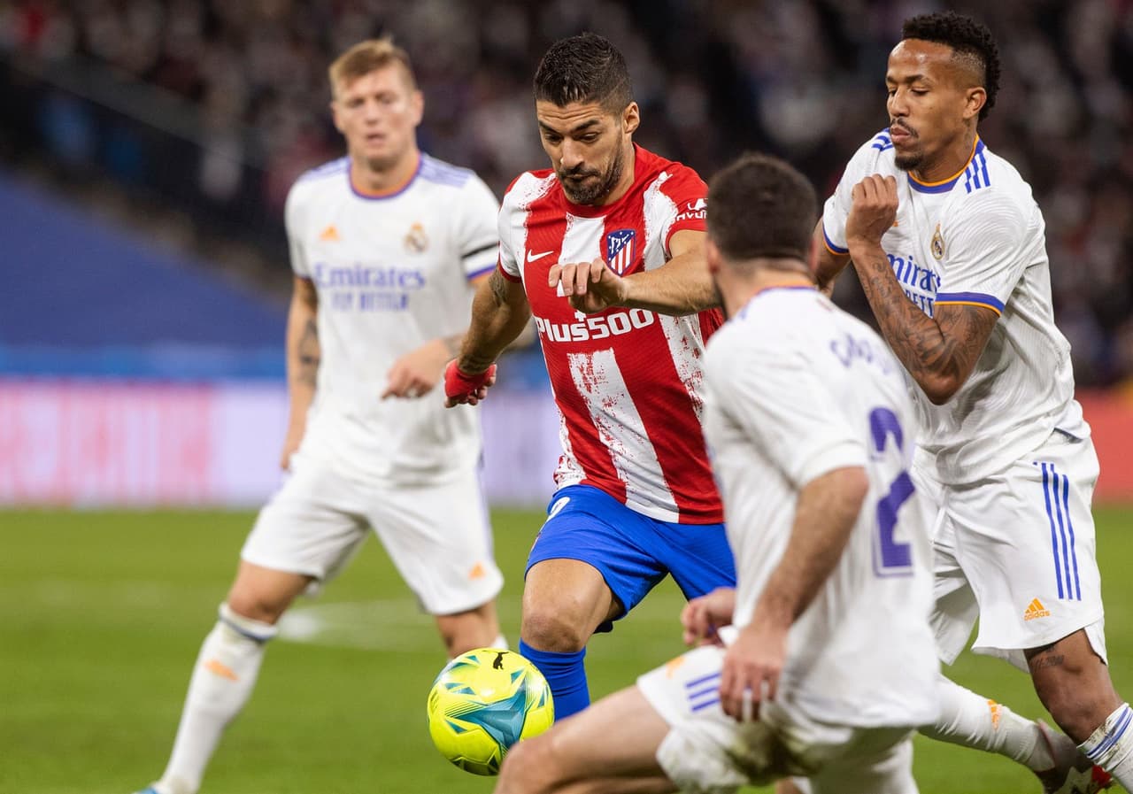Con goles de Karim Benzema y Marco Asencio, el Real Madrid se impone al Atlético de Madrid, se lleva el Derby y sigue con paso perfecto en La Liga.