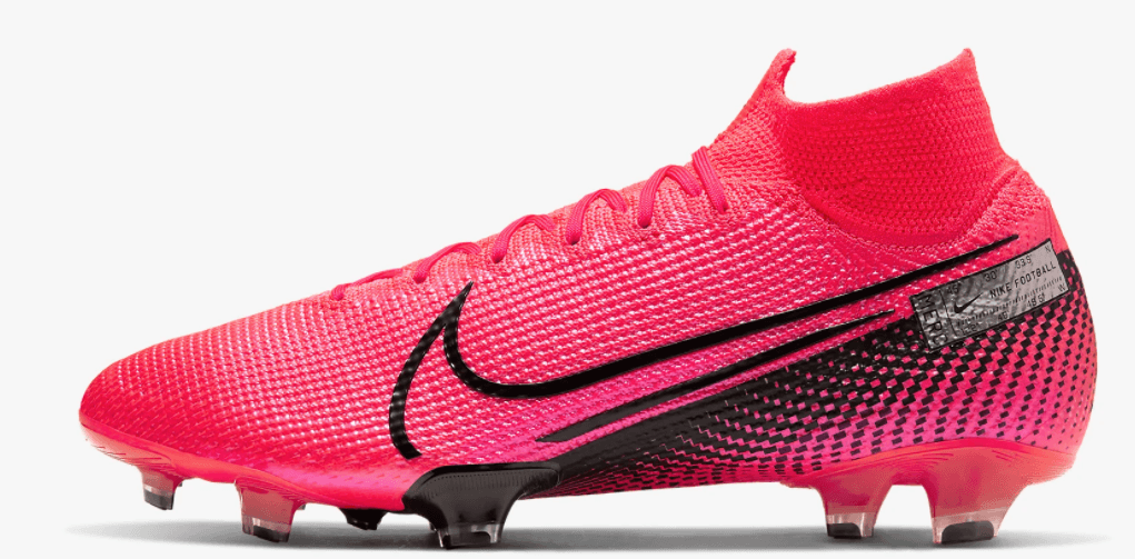 Cristiano ya ha utilizado el color rosa en su calzado deportivo, lo cual resalta de inmediato.