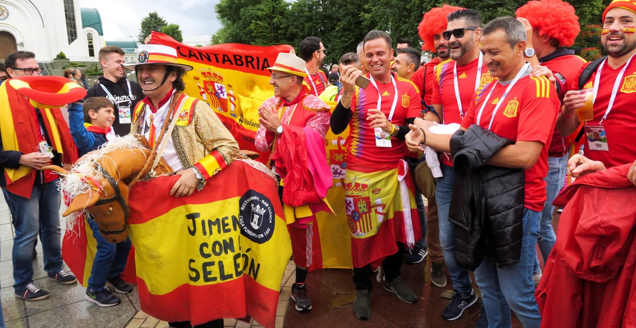 El duelo entre España y Marruecos mostró el lado más colorido y fraternal de los fanático en el último partido del grupo B para el Mundial de Rusia 2018.
