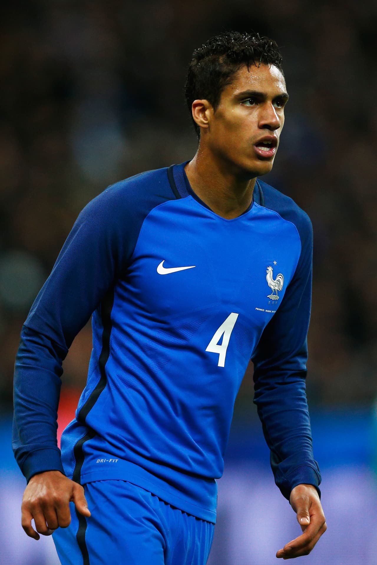 Manchester United insistiría por el central francés Raphael Varane, quien es un viejo conocido de José Mourinho y no cuenta con los minutos deseados en el Real Madrid de Zidane, sin dejar de lado las lesiones sufridas como la que lo marginó de la Eurocopa.