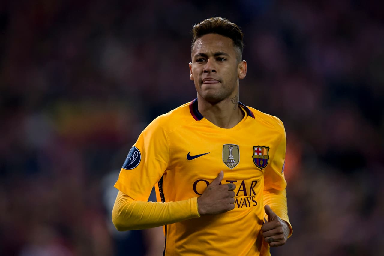 Pero la rumorología empieza a tomar fuerza y entre lo más comentado está el futuro de Neymar, a quien se ha vinculado con Manchester United y Paris Saint-Germain como los clubes que pagarían lo que sea necesario para hacerse con el brasileño. Barcelona ha contraatacado diciendo por medio de su presidente que el atacante está a punto de renovar su contrato.
