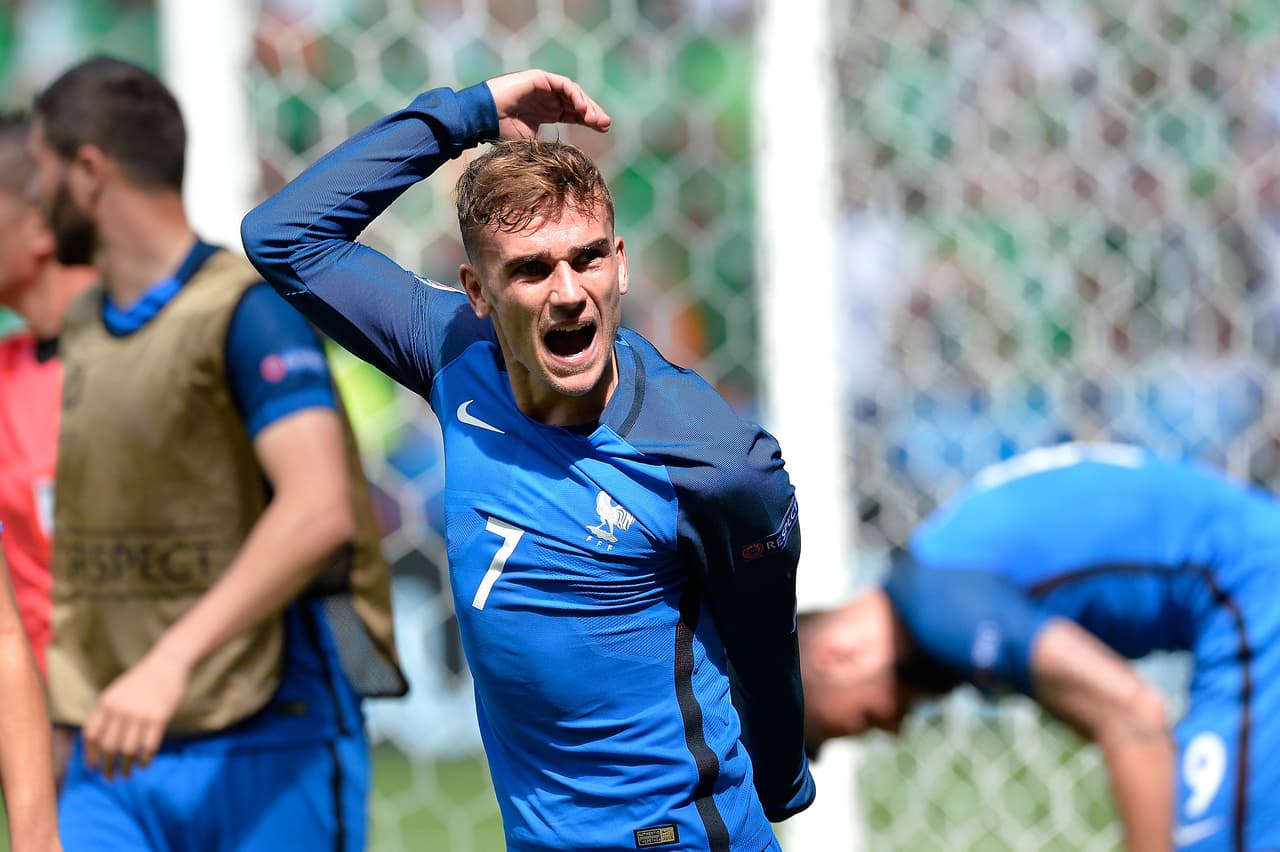 Tanto por su nivel mostrado con el Atlético de Madrid en la campaña 2015-2016 como por lo hecho hasta ahora en la Eurocopa 2016, el PSG insiste en su deseo de firmar a Antoine Griezmann, a pesar de que días atrás amplió su contrato con los 'Colchoneros' hasta 2021.