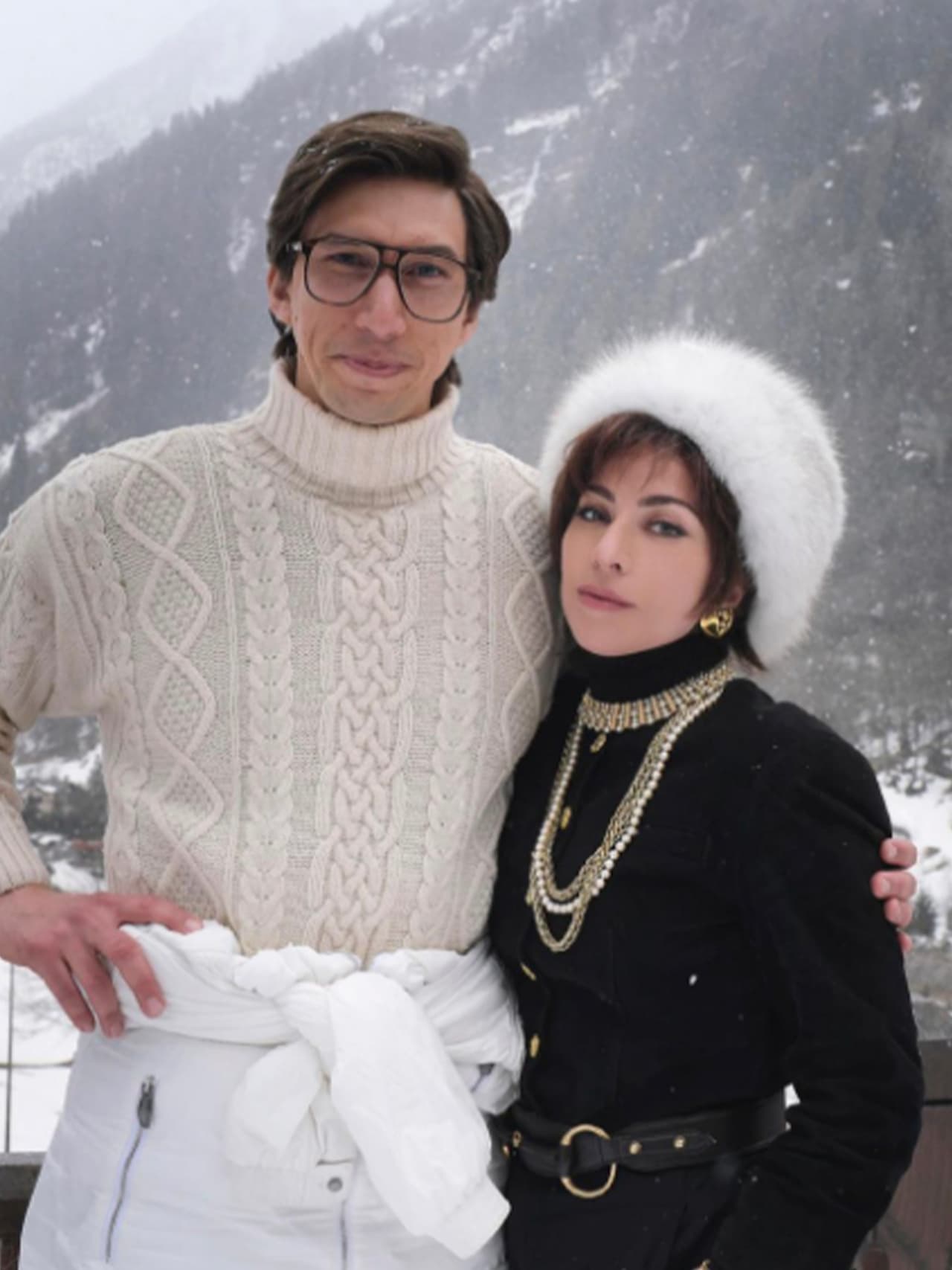 Adaptación del libro de Sara Gay Forden, publicado en 2001, 'The House of Gucci: A Sensational Story of Murder, Madness, Glamour, and Greed'.
<br>