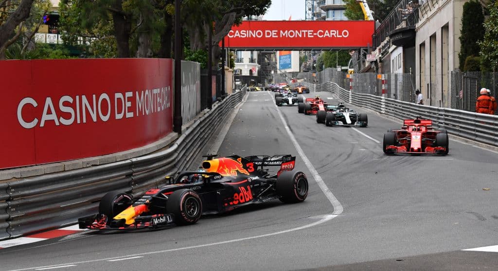 Ricciardo se apresuraba a acercarse a la línea de meta para entregarle el segundo triunfo al equipo austriaco de Red Bull en 2018, pues también, con el australiano, ganaron el GP de China.
