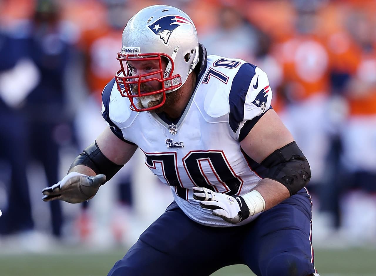 <b>Guardia Izquierdo: LOGAN MANKINS (Patriots, 2005-2013)</b>
<br>Mankins fue una especie de selección sorpresa hacia el final de la primera ronda en 2005, pero superó las expectativas, comenzando los 130 partidos jugados con Nueva Inglaterra. Mankins logró el Pro Bowl seis veces con los Pats, incluyendo cinco temporadas seguidas de 2009 a 2013. Él era un jugador muy fuerte con una buena base.