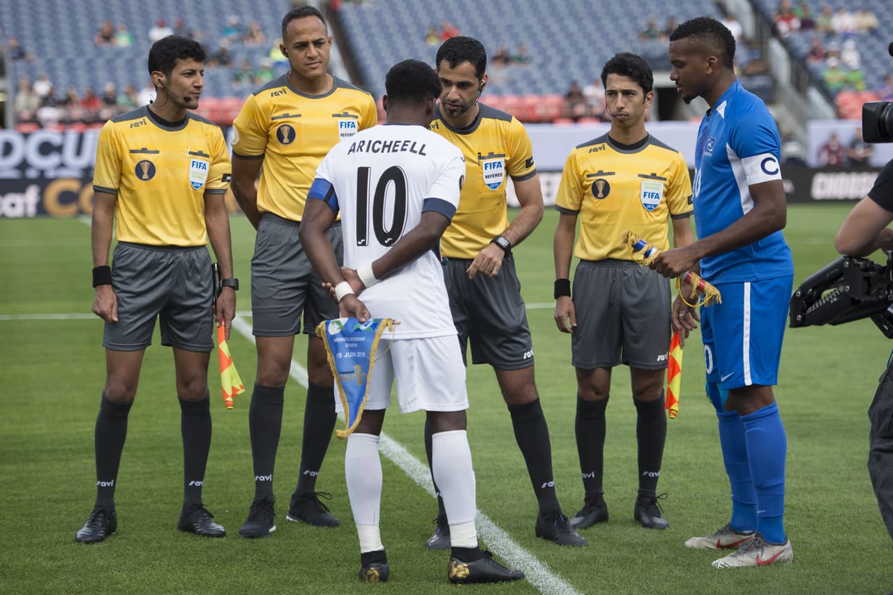 Aquí el saludo entre capitanes y con el cuerpo arbitral, en el protocolo previo al inicio del juego.