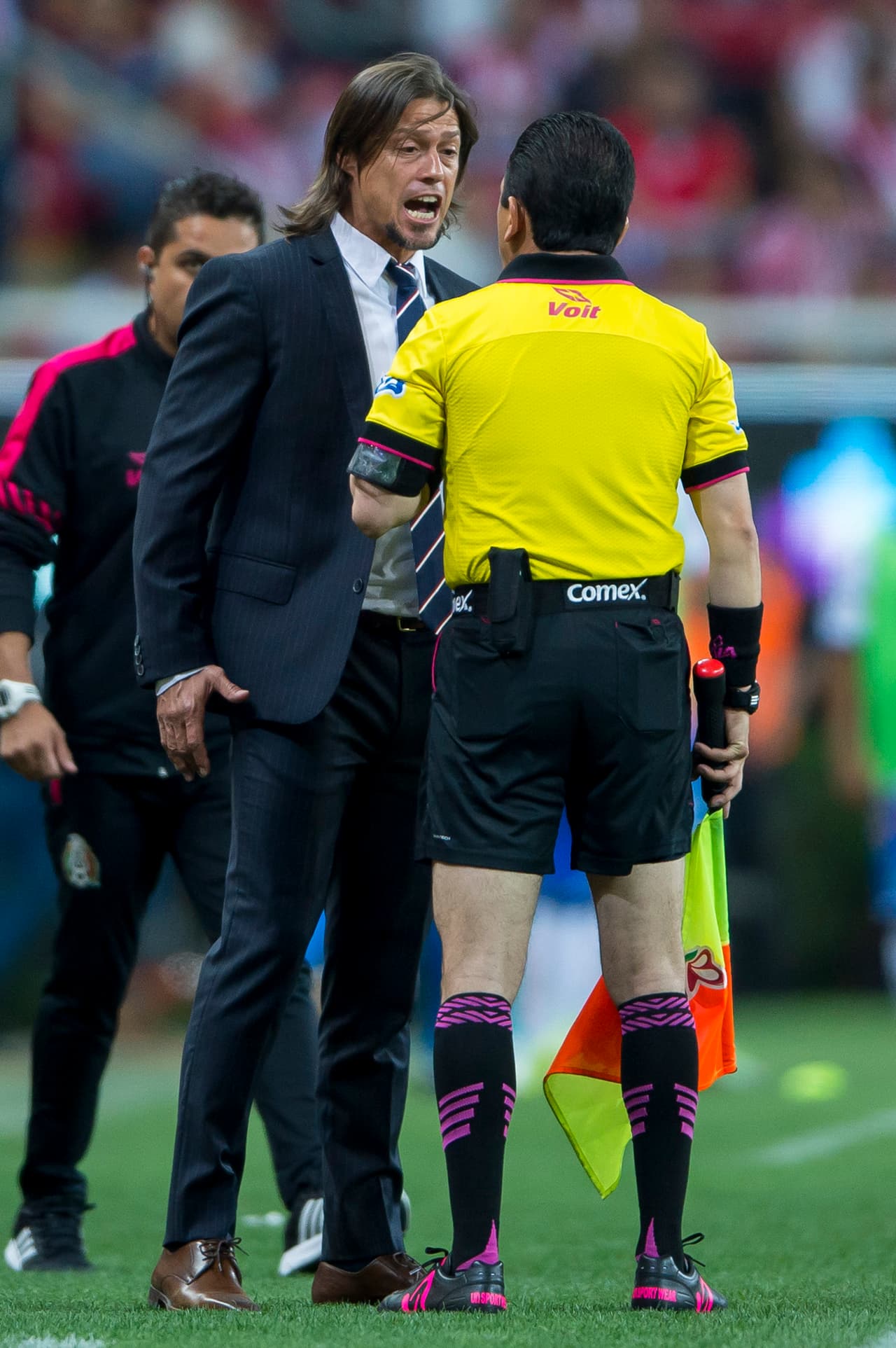Matías Almeyda en su papel, reclamando y motivando a su equipo.