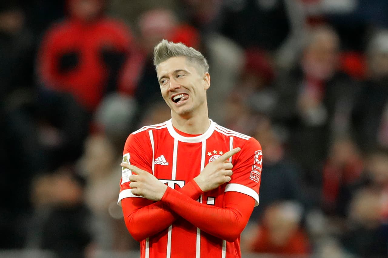 Bajo la batuta de Jupp Heynckes, Bayern Munich retomó el dominio de la Bundesliga y en la fecha 12 dio muestra de eso con el triunfo 3-0 sobre Augsburg, con doblete de Lewandowski y su nuevo 'look'.