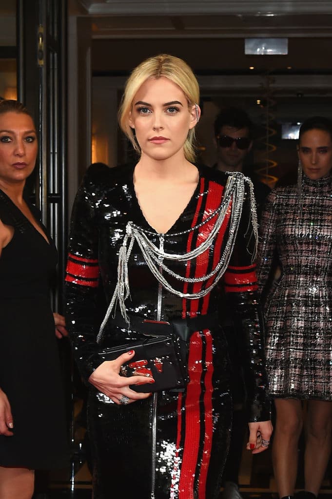 Riley Keough apareció en la película de ‘The Runnaways’, conta que relataba la historia sobre Joe Jett.
<br>